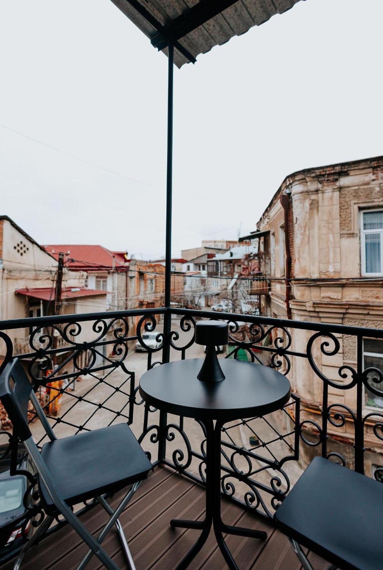 Modern Oasis In Historic Апартаменты Тбилиси